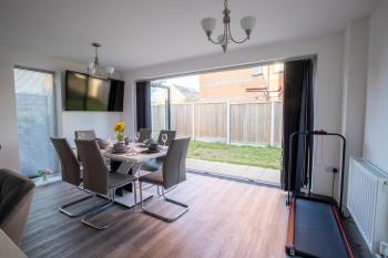 Luxury Deluxe - 4 bedrooms Villa - 6 beds - 10 Guests - Private Parking - Contractors Welcome - Trafford Stretford, Manchester (photo 2)