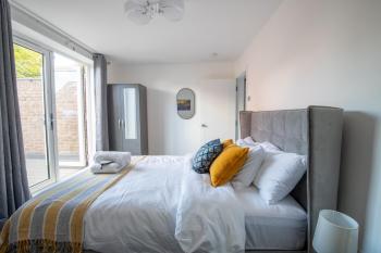 Luxury Deluxe - 4 bedrooms Villa - 6 beds - 10 Guests - Private Parking - Contractors Welcome - Trafford Stretford, Manchester (photo 4)