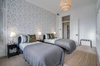 Buckingham Palace 4br Family Stay & Cathedral View, London (photo 3)