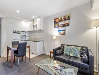 Superking Bed in Stylish Apartment I Zodiak Stays, Auckland (Foto 2)