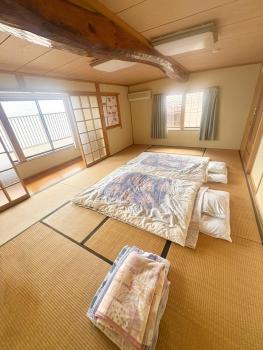 自然に囲まれた海沿いの広い一軒家 貸切 佐渡 古民家 レッドジャスパーRedjasper, Sado (foto 2)