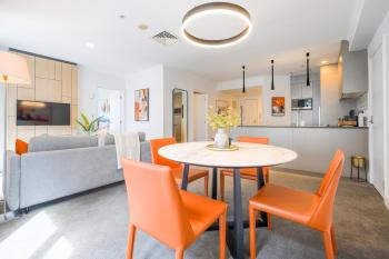 Large Stylish 1BR Apartment with Parking in CBD, Auckland (photo 4)