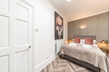 The Secret KENSINGTON Garden Mews-2 Bedroom FULL HOUSE-2 Train Lines- SPACIOUS-Kings Road- Harrods -Chelsea Stadium-PRIVATE small patio, London (photo 3)