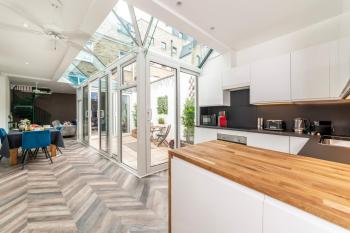The Secret KENSINGTON Garden Mews-2 Bedroom FULL HOUSE-2 Train Lines- SPACIOUS-Kings Road- Harrods -Chelsea Stadium-PRIVATE small patio, London (photo 4)