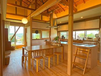 広い縁側とタタミの部屋に天井吹抜けのオープンキッチンがある一軒家でキッチンやバスルームは最新設備, Komoro (foto 5)