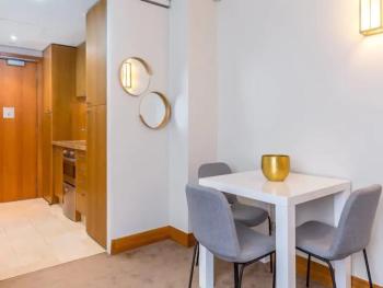 Cozy Central Apt with Pool & Gym by Zodiak Stays, Auckland (foto 5)