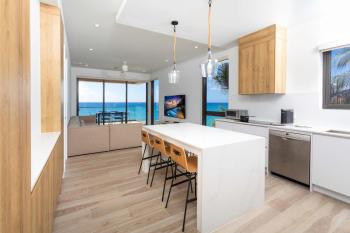 SeaDreams 4 - Luxury Condo with Shared Pool, Hot Tub, Rooftop Lounge, West Bay (foto 2)