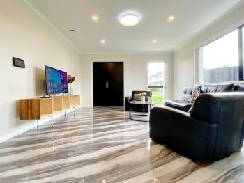 Castlebane New Home 350sqm, 7ACs, Large Deck, View, Auckland (Foto 3)
