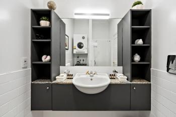 Sleek Waterfront Escape on Princess Wharf Artful 2BR Apartment, Auckland (foto 5)
