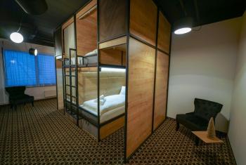 CHORS like a hotel - Capsule & NFT Boutique Hostel Bratislava - City Center, Bratislava (foto 3)
