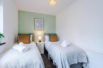Stylish home - 5G wifi - FREE off-road parking - Sleeps 7, Manchester (photo 4)
