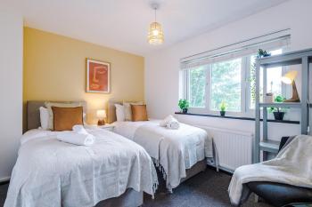 Stylish home - 5G wifi - FREE off-road parking - Sleeps 7, Manchester (photo 2)