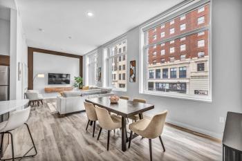 Luxe Flat with Heated Pool Sauna Rooftop Deck Gym, Cleveland (photo 2)