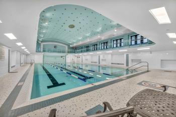 Luxe Flat with Heated Pool Sauna Rooftop Deck Gym, Cleveland (photo 4)