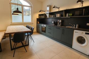YFB-170m2 Apartment für bis zu 15, modern, 1min zu UBahn, Ruhige Lage, Parkplätze, WIFI, Netflix, Kindergerecht, Norimberk (fotografie 4)