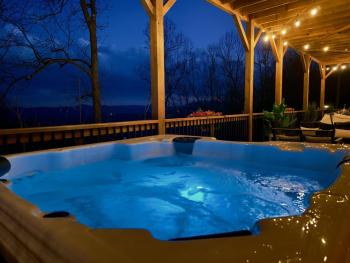 LUXE, Breathtaking Mountain Views, Hot Tub, Fire Pit, Fire Pit Table, Pool Table, 2 Living rooms, Universal EV Station, Hendersonville (foto 4)