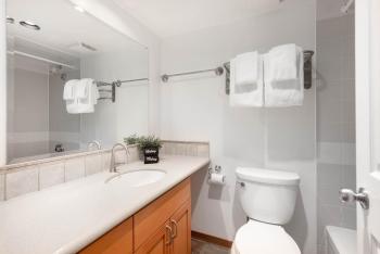 1BR in Lake Placid Lodge, Steps to Creekside Gondola, Shared Pool and Hot Tub, Lounge Access, Уистлер (фото 3)