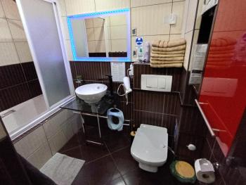 APARTAMENT VENGE -CAŁE MIESZKANIE 46m2 NA WYŁĄCZNOŚĆ - Z JEDNĄ SYPIALNIĄ I JEDNYM SYPIALNO-SALONEM -3 PIĘTRO BEZ WINDY- REZERWACJA BEZ KARTY KREDYTOWEJ-KLIMATYZACJA-KINO DOMOWE-PROJEKTOR-100-NETFLIX-BEZPŁATNY PARKING PUBLICZNY NA MONITOROWANYM PODWÓRZU, Vratislav (fotografie 4)