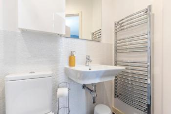 Modern 2-Bed Apartment - Mailbox, BHX Station, Bullring - Free Parking & Central Location, Birmingham (photo 3)