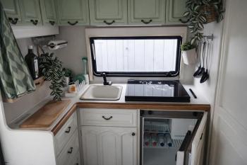 NatureCity Adventure in Camper - also in winter with heating - Ruhe, Garten, Hängematte, Heizung, AirCooler, Kaffeemaschiene, großes Bett, kostenlose Fahrräder, Outdoordusche, 25 min zum Alexanderplatz und Fernsehturm, Berlino (foto 4)