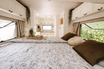 NatureCity Adventure in Camper - also in winter with heating - Ruhe, Garten, Hängematte, Heizung, AirCooler, Kaffeemaschiene, großes Bett, kostenlose Fahrräder, Outdoordusche, 25 min zum Alexanderplatz und Fernsehturm, Berlino (foto 3)