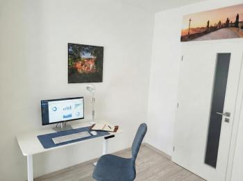 Karlin Executive - Standing Desk, Monitor & Garage, Praga (foto 2)