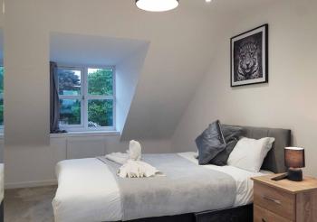 Fort House Large 6BR Home Sleeps 12 3 Bathrooms NEC, JLR, BHX Nearby, Birmingham (photo 4)