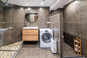 Hollywood 9 People - KHbnb center, Strasbourg (photo 3)