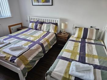 Spacious 3-Bedroom House Near Leeds City Centre By Homebird Property Management Short Lets & Serviced Accommodation Leeds With En-Suite Bathrooms & Free Parking, Leeds (photo 4)