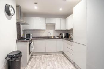 Contemporary 1 Bedroom Liverpool Apartment, Liverpool (photo 4)
