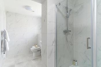 Contemporary 1 Bedroom Liverpool Apartment, Liverpool (photo 5)