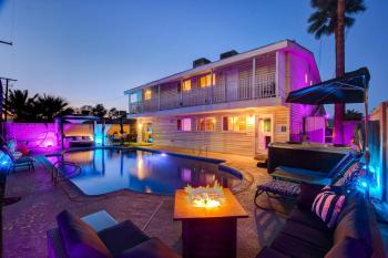 Large House, 15 Beds, Heated Pool, Hot Tub, BBQ, Close to Strip, Las Vegas (zdjęcie 4)