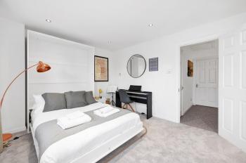 Lovely 3 Bedroom House Short Term Rental & Flexible Renting Limehouse with private parking and garden!, Londra (foto 4)