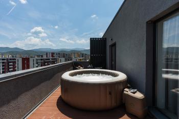 Skylark - Stockholm Penthouse with Jacuzzi, Movie Theater & Panoramic View, Brasov (foto 4)