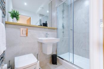 Stylish 2BR City Apartment Free Parking & Terrace, Leeds (Foto 3)