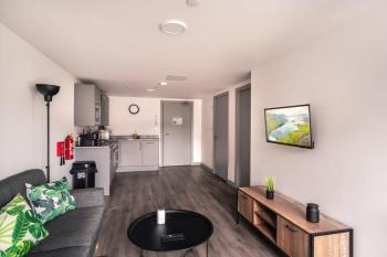Smart 1 Bedroom Apartment in Liverpool Centre, Liverpool (photo 4)