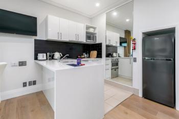 Sun Soaked Corner Apartment with Harbour View, Auckland (zdjęcie 3)