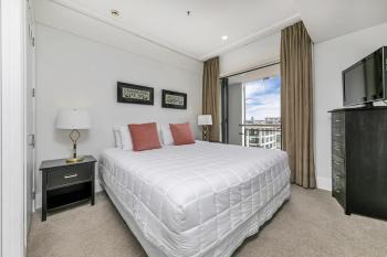 Sun Soaked Corner Apartment with Harbour View, Auckland (zdjęcie 5)