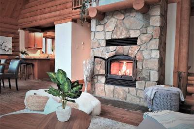 Log cabin with HOT TUB and view