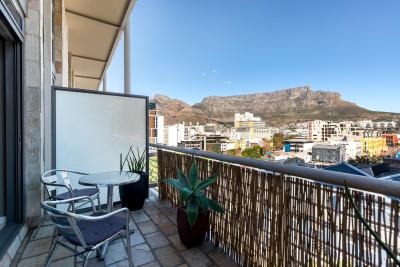 Stylish De Waterkant Loft with Pool, Parking and Table Mtn Views