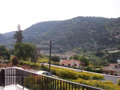 Bungalow with 2 double bedrooms in the hills .