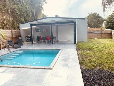 Villa de 2 chambres avec piscine privee jardin clos et wifi a Les Abymes a 5 km de la plage