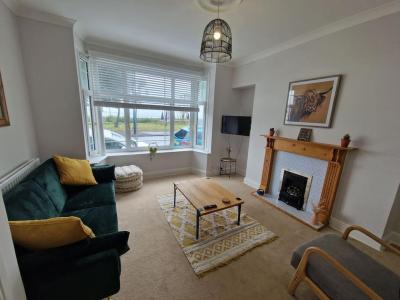 Lovely Seafront Apartment with Garden