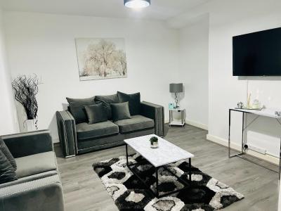 Beautiful and Homely 3 Bed House With FREE Parking So Close To Man City and City Centre