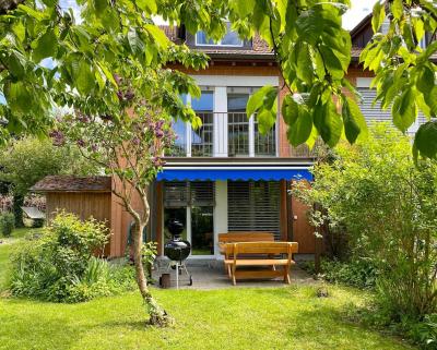 Modernes Reihenhaus mit Blick auf den Bodensee