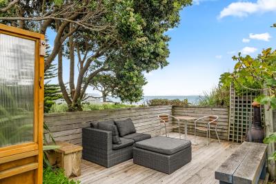 Rosy Retreat - Raumati Beach Holiday Home