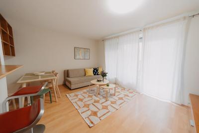 OrangeHomes One bedroom art apartment