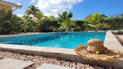 Villa Dushi Arembos, 6 persons, private pool, comfortable car, tropical garden