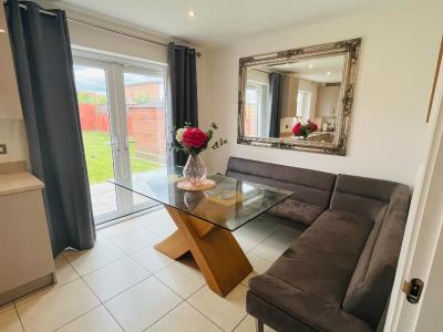 3BR-Sleeps 6 -Walk to Etihad & AO Arena