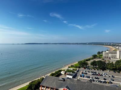 Stunning Ocean & City View APT